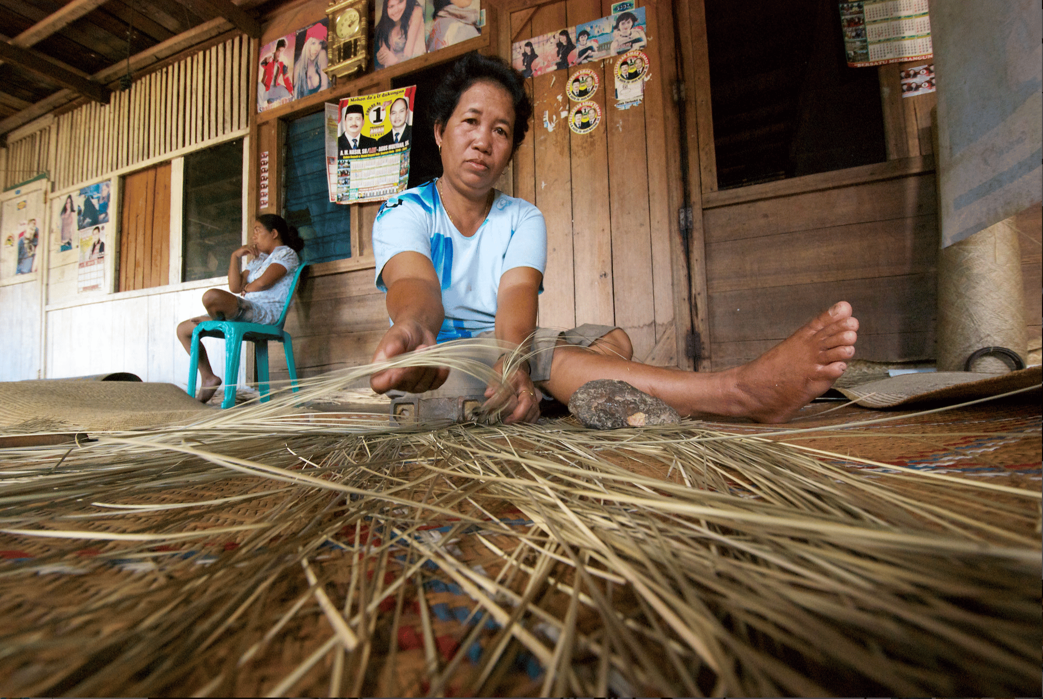 Dayak Iban member in lake Sentarum weaving a bemban-mat